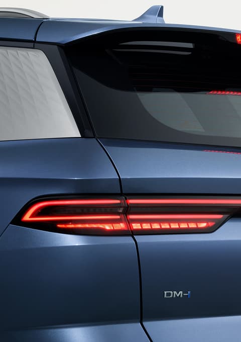 BYD Sealion 5 front three-quarter view