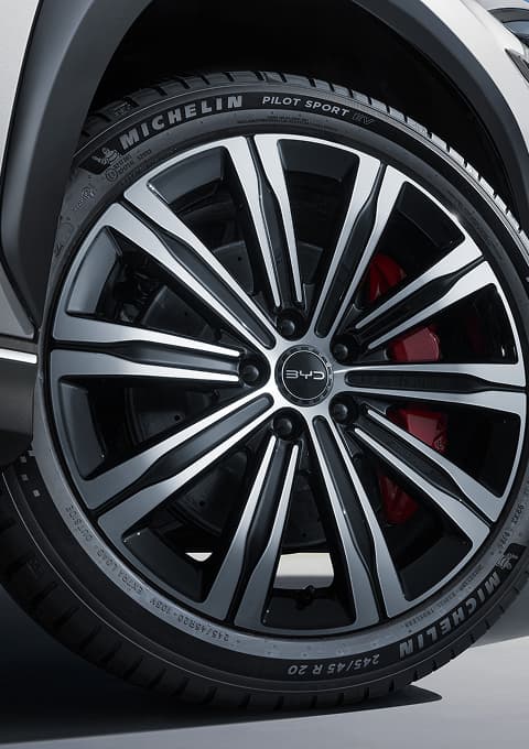 BYD Sealion 7 front three-quarter view