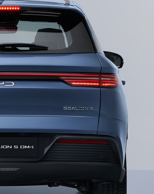 BYD Sealion 5 rear three-quarter view